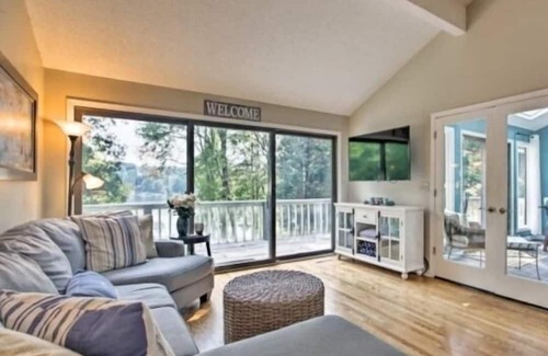 North Shore House | Got It All - 3 Kayaks, 1 Canoe, Hot Tub, Wifi, Ping Pong, Sandy beach, Firepit.