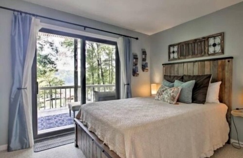 North Shore House | Got It All - 3 Kayaks, 1 Canoe, Hot Tub, Wifi, Ping Pong, Sandy beach, Firepit.