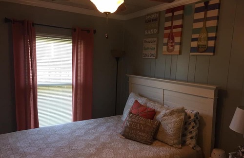 Jamaica Beach House | Gated Top and Bottom Deck Safe Children 3BR Sleeps 9 Bay Canal Great Fishing !