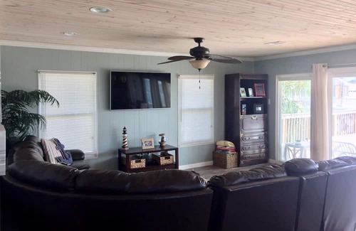 Jamaica Beach House | Gated Top and Bottom Deck Safe Children 3BR Sleeps 9 Bay Canal Great Fishing !