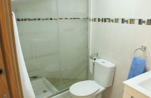 Acedo Apartment | THE HOUSE OF THE REBOUND. Barda study: 2 beds of 90cm, bathroom, living room-kitchen-dining room.