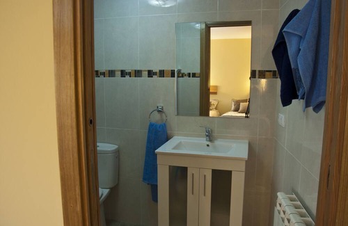 Acedo Apartment | THE HOUSE OF THE REBOUND. Barda study: 2 beds of 90cm, bathroom, living room-kitchen-dining room.