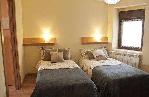 Acedo Apartment | THE HOUSE OF THE REBOUND. Barda study: 2 beds of 90cm, bathroom, living room-kitchen-dining room.