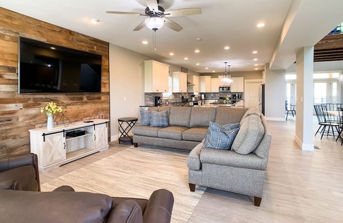 Table Rock House | Private heated Swim/Spa. Indoor and outdoor community pool.