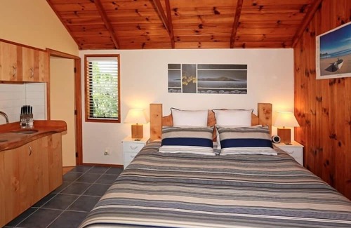 Waiheke Island House | SupaCute Cottage, Spa Bath,Dble Kayak, SKYTV, Wifi
