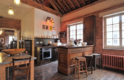 Billingsgate Apartment | double aspect south facing and sunny loft Borough market SE1- a private escape