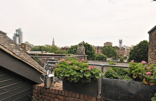 Billingsgate Apartment | double aspect south facing and sunny loft Borough market SE1- a private escape