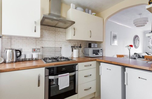 Poole Apartment | Solstice - a house that sleeps 4 guests in 2 bedrooms