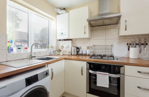 Poole Apartment | Solstice - a house that sleeps 4 guests in 2 bedrooms