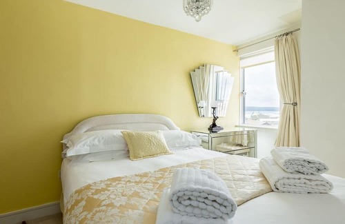 Poole Apartment | Ocean Escape - an apartment that sleeps 4 guests in 2 bedrooms