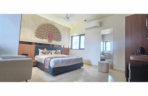 Dwarka Hotel | Hotel The Grand Om Krishna