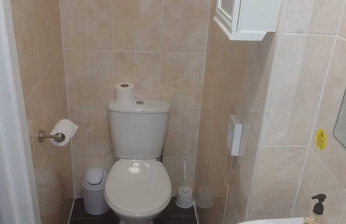 Gosport Apartment | Ground-Floor Family Studio Apartment with Double and Single Beds – Free Parking