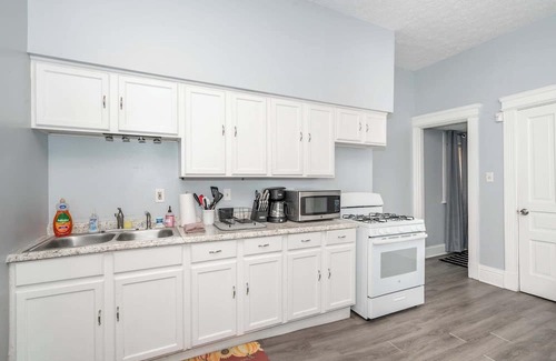 Mount Auburn Apartment | Queen City Suites 1 For 3