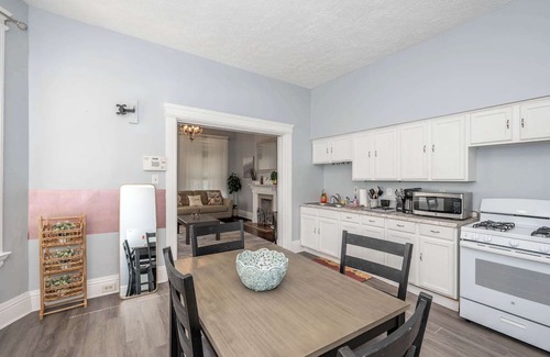 Mount Auburn Apartment | Queen City Suites 1 For 3