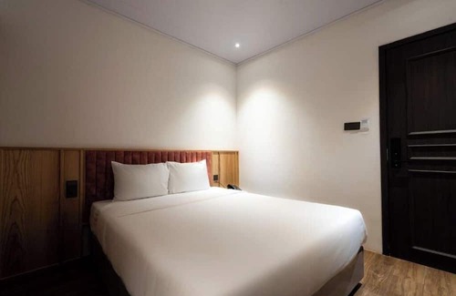 District 4 Hotel | Haven Hut Riverside Hotel
