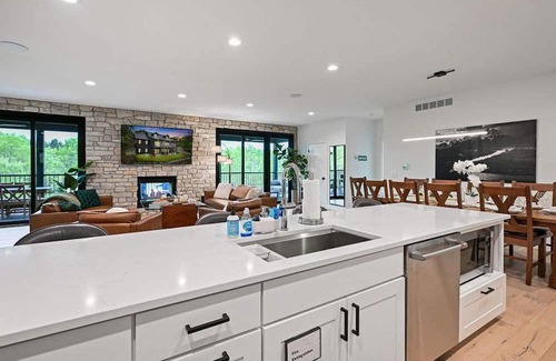 Nekoosa House | 6BR Sand Valley Lodge With Hot Tub Bar Putting Green