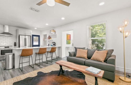 Courier City - Oscawana Apartment | NEW Soho Sanctuary - Gorgeous Apartment Steps to S Howard Ave With Fenced Yard