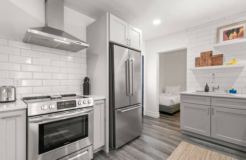 Courier City - Oscawana Apartment | NEW Soho Sanctuary - Gorgeous Apartment Steps to S Howard Ave With Fenced Yard