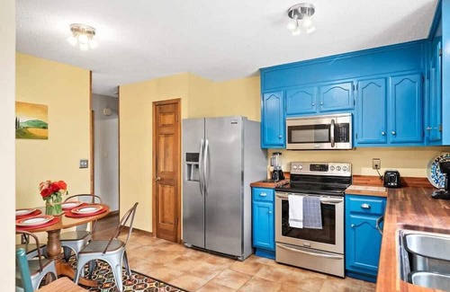 Madison House | Eastview Drive Jolly Green Giant
