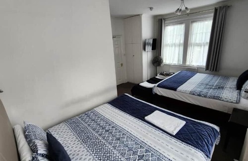 Horley Bed & Breakfast | Gatwick Castle B&B