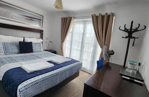 Horley Bed & Breakfast | Gatwick Castle B&B