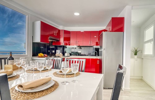 El Guincho Apartment | Spacious Central Apt w Private Parking Ocean View