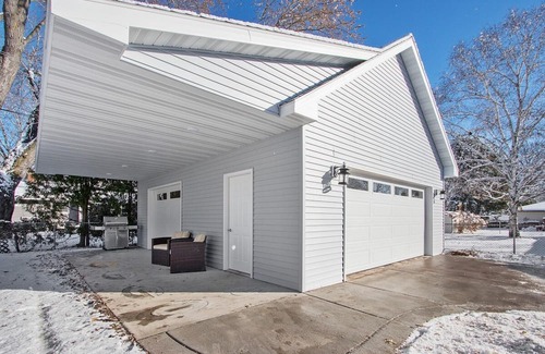 Green Bay House | House w Finished Garage Walk to Lambeau Bars Resch