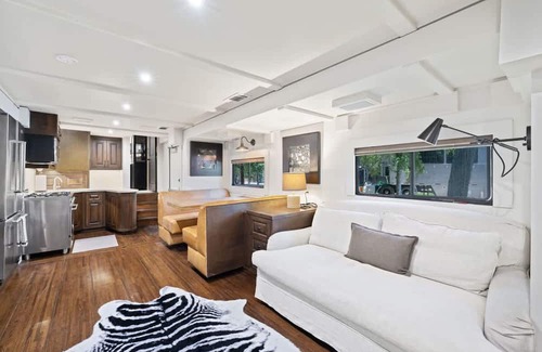 Austin Villa | The Aspen Unit in Austin