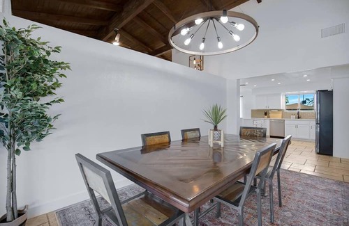 Shalimar House | Huge Golf Course Home-free Heated Pool Theatre Gym