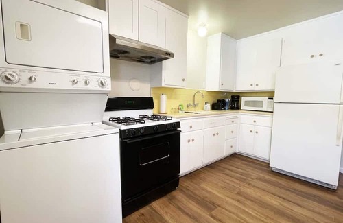 Campbell House | Campbell Cozy Bright 2B 1b AC Close to Downtown
