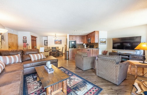 Four O'Clock Apartment | Pine Ridge #14b