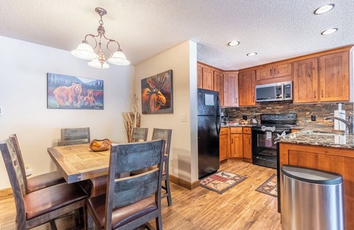 Four O'Clock Apartment | Pine Ridge #14b