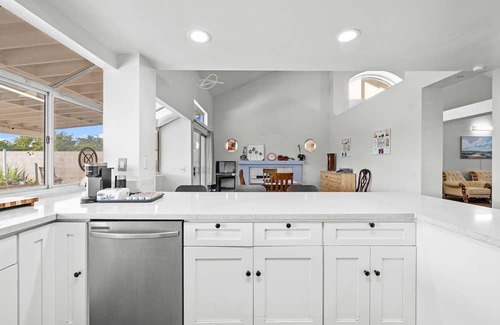 Valinda House | Bright Cozy Home w Full Kitchen Garage Backyard