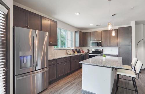 North Raleigh Apartment | Luxe King 3BR Suite in North Raleigh