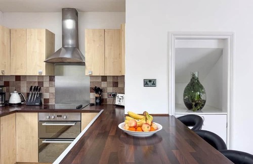 Farnborough and Crofton Apartment | Bassetts House - Mins to Central London