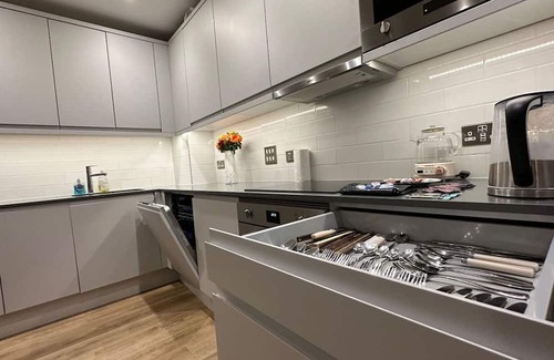 Nine Elms Apartment | Huge 3bath 2bedroom Family Home