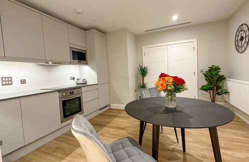 Nine Elms Apartment | Huge 3bath 2bedroom Family Home