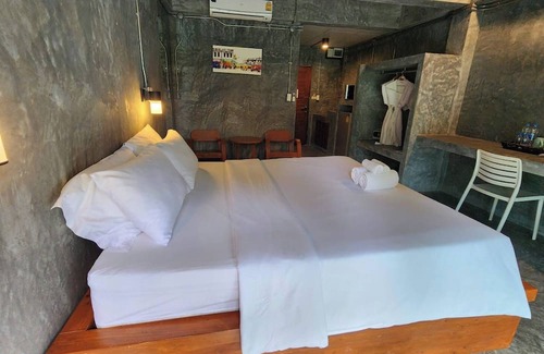 Chang Phueak Hotel | stucco loft residency