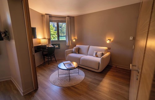 Nantua Hotel | Logis Hotel L'Embarcadère