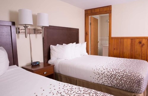 Bennington Hotel | Knotty Pine