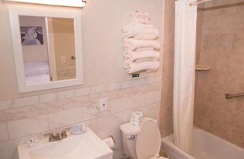 Bennington Hotel | Knotty Pine