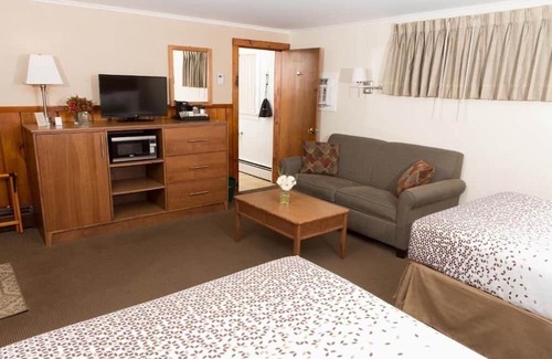 Bennington Hotel | Knotty Pine
