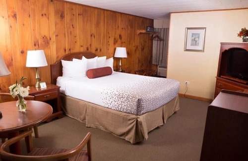 Bennington Hotel | Knotty Pine