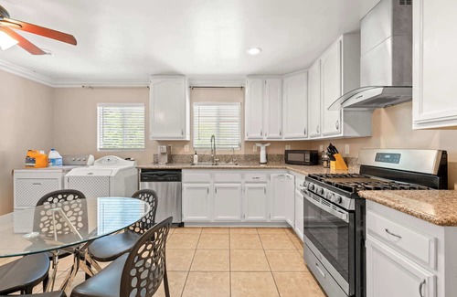 Westmont House | Modern Family Home w Full Amenities & Near ONT