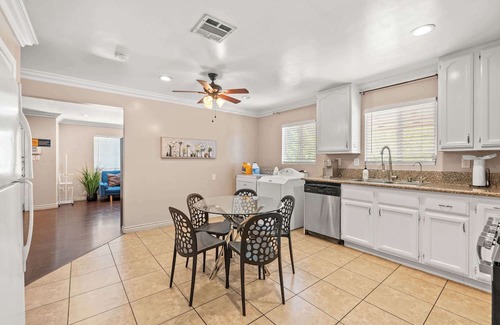 Westmont House | Modern Family Home w Full Amenities & Near ONT