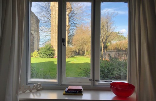 Malmesbury House | Cosy Cottage Over Malmesbury Abbey
