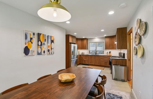 University Heights House | Iowa City 4br Backyard Walk To Stadium 4 Bedroom Home