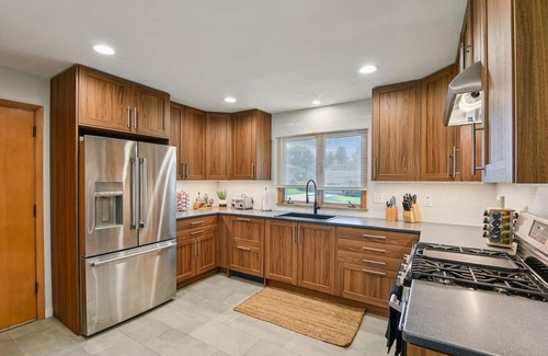 University Heights House | Iowa City 4br Backyard Walk To Stadium 4 Bedroom Home