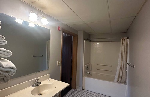 Paris Hotel | Oasis Inn Kenosha
