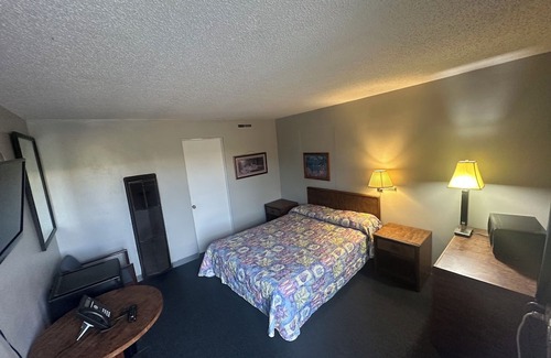 Paris Hotel | Oasis Inn Kenosha